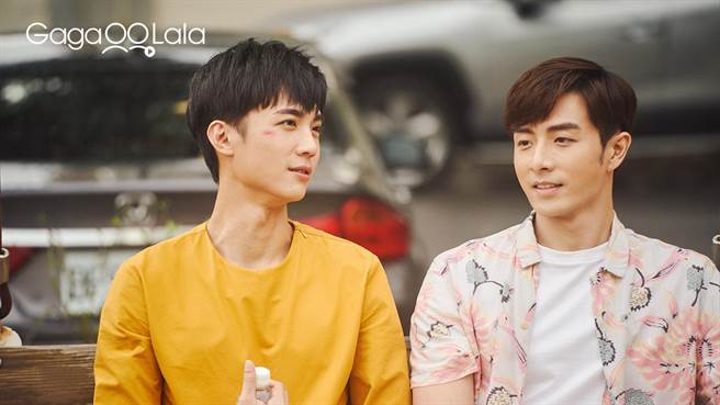 管麟(右)与邱木翰上演青梅竹马的爱恋，令人期待。（GagaOOLala提供）