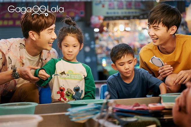 管麟(右)与邱木翰在剧中关系暧昧。（GagaOOLala提供）