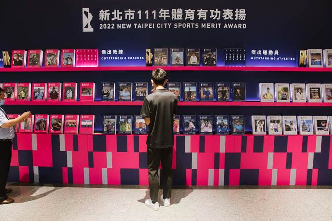 表扬会场以藏书墙概念设计，展示每位获奖者经典名句，象徵新北体育文化典藏。(新北市体育处提供)
