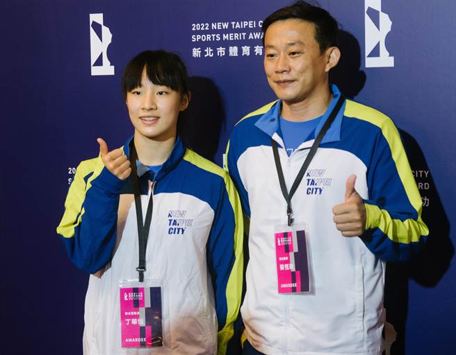 国家级师徒檔 体操精灵丁华恬、教练蔡恒政 联手获颁新北体育有功。(新北市体育处提供)