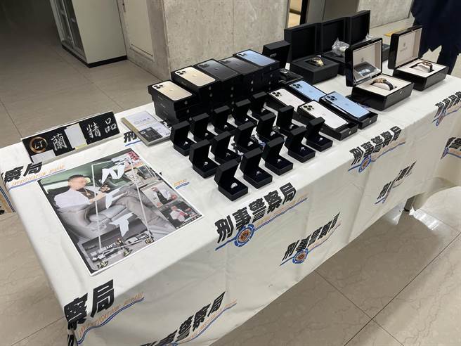 警方搜索查扣到的证物。（翻摄画面）