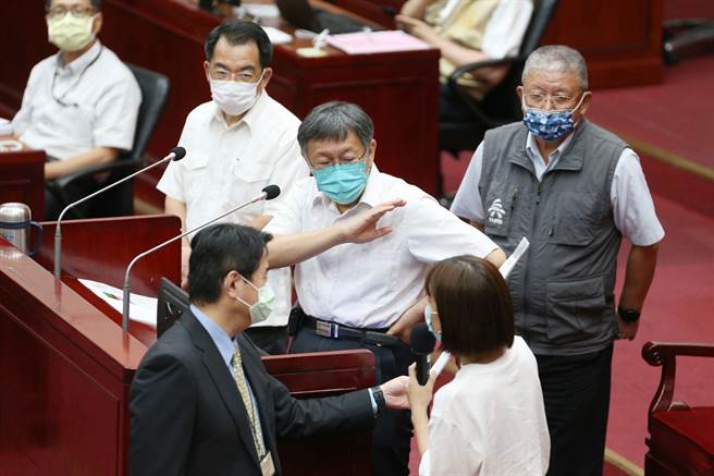 议员林颖孟拿出民间团体发起的「捍卫台湾．绝不投降」，并走到质询台前要求柯文哲签署承诺书。（杜宜谙摄）