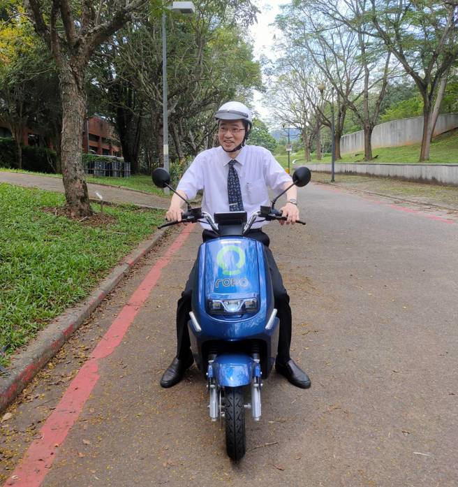 使用暨南大学共享电动机车专案须备有普通轻型驾照，每部机车配置两顶安全帽并备有可更换的卫生衬垫。(图/国立暨南国际大学提供)