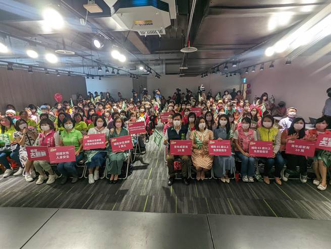 民进党新北市长参远人林佳龙今(6)日在新北市板桥竞选办公室，出席「拢系好姊妹－姐姐妹妹挺佳龙助选团成立」活动。(黄敬文摄)