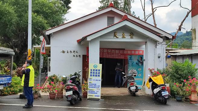 鹿谷乡秀峰天主堂变身医院提供医疗服务，民眾扶老携幼就医。（东华医院提供／廖志晃南投传真）