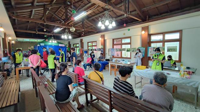 鹿谷乡秀峰天主堂变身医院，民眾扶老携幼就医。（东华医院提供／廖志晃南投传真）