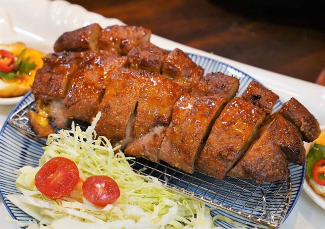 店内招牌女婿遇见香酥鸭。（柯宗纬翻摄）