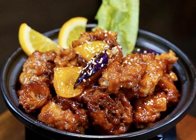 店内招牌菜烤糖醋植物肉排骨。（柯宗纬翻摄）