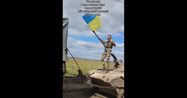 乌克兰在刻松郊外掳获BMD-2步兵战车。(图/Youtube)