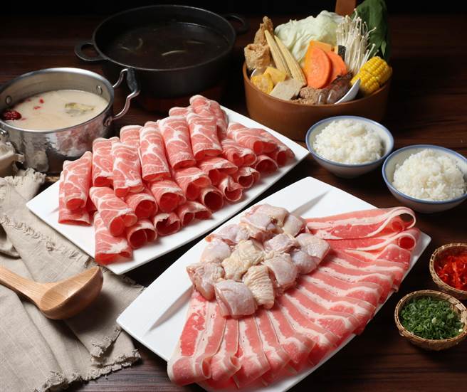 这一小锅推身份证9优惠，同桌相加想单点折扣优惠 最高套餐免费吃。（柯宗纬翻摄）