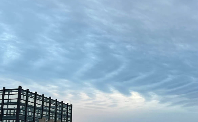 大陆许多地方的网民在泸定地震前拍摄到的「地震云」现象。（图／微博）