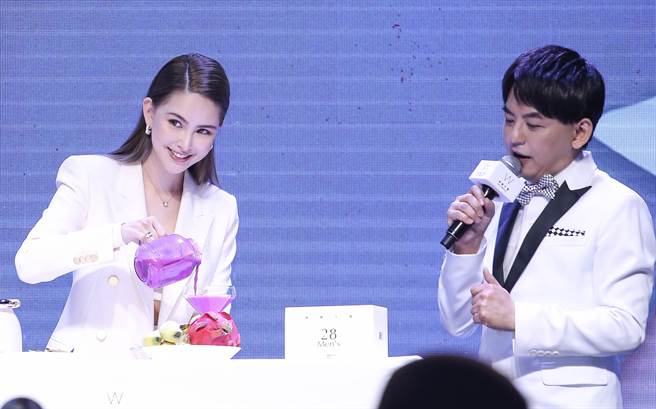 昆凌今现场示范制作营养早餐，用香蕉、火龙果、蓝莓打果汁。（陈俊吉摄）