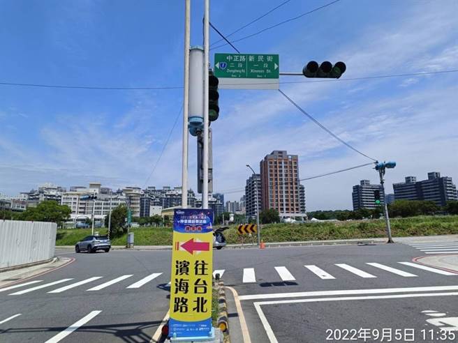 警方提醒，请民眾配合警方交通管制措施及会场工作人员引导，车辆注意停让活动行人，警方将会加强路口交通执法及违规停车取缔、拖吊，以确保交通安全。(淡水警分局提供)