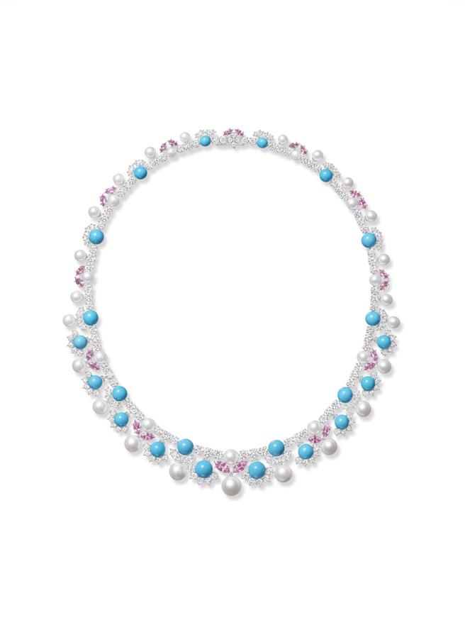 海瑞温斯顿Majestic Escape顶级珠宝系列Turquoise Waters项炼，以珍珠与彩宝勾勒冲绳岛的文化底蕴。（Harry Winston提供）