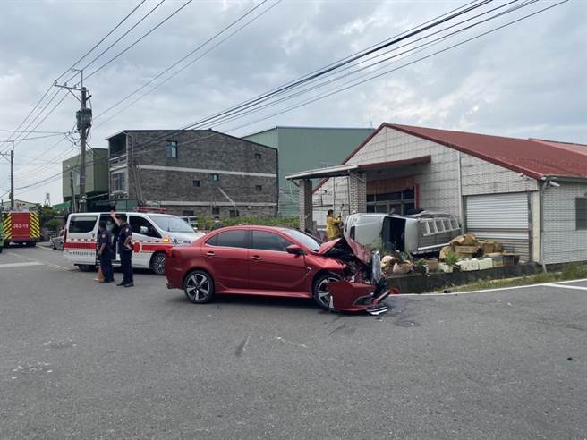 高雄市阿莲区两辆汽车6日疑似未礼让对方，加上车速过快撞击，其中一辆车波及民宅。（翻摄照片／林瑞益高雄传真）