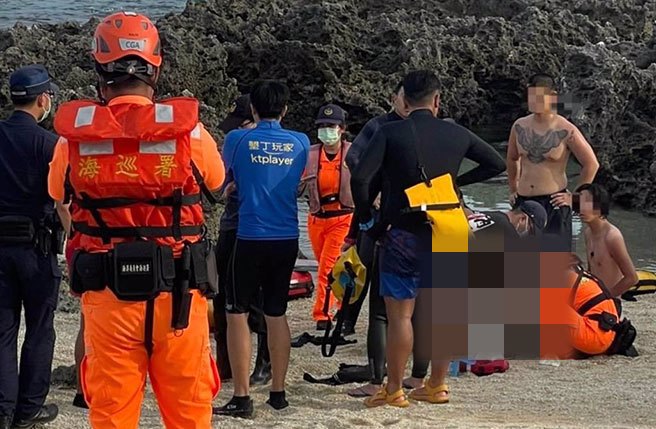 垦丁后壁湖海域浮潜传意外，2名潜客溺水抢救上岸。(屏县消防局提供)