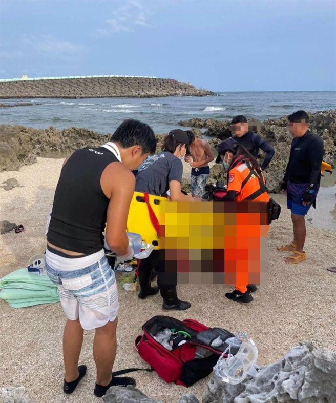 垦丁后壁湖海域浮潜传意外，2名潜客溺水抢救上岸。(屏县消防局提供)