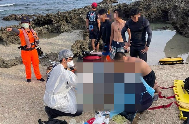 垦丁后壁湖海域浮潜传意外，2名潜客溺水抢救上岸。(屏县消防局提供)