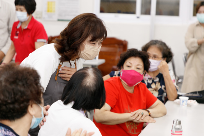 民进党新竹市长候选人沈慧虹勤跑基层，路上遇到支持者常聊个不停。（图／取自沈慧虹脸书）