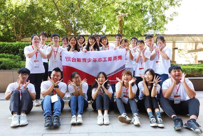 （台新青少年基金会第23届台新青少年志工菁英奖徵件，即日起至10月31日止报名，青少年自发性服务比例逐年攀升，显示年轻世代正投入社会参与，展现力量不轻的态度。图／台新青少年基金会提供）