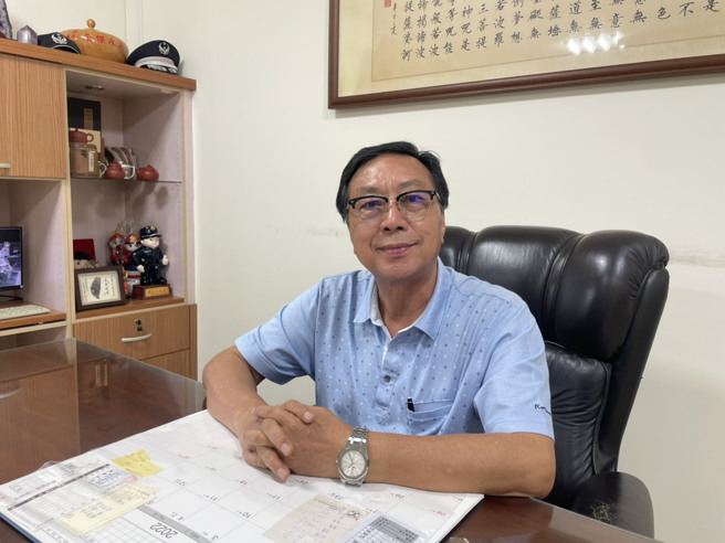 义勇消防总队总队长陈义永说，为了招募年轻义消，提升整体年轻、活力形象，总队做了许多努力。（洪靖宜摄）