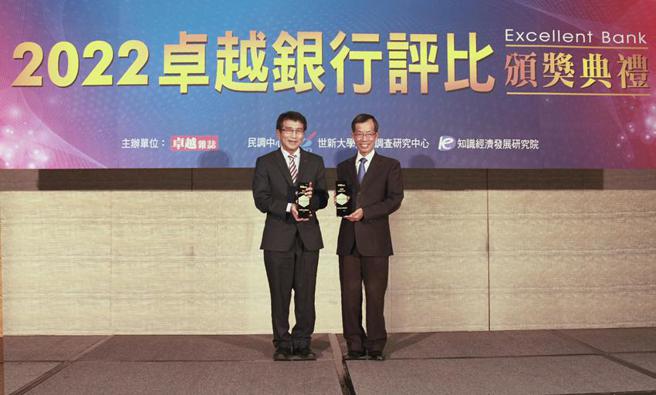 （彰化银行获最佳绿色金融成就奖及最佳数位金融服务奖双奖，由金融监督管理委员会主任秘书蔡福隆(右)颁奖，彰银资深副总经理陈斌(左)代表受奖。 图／彰化银行提供）