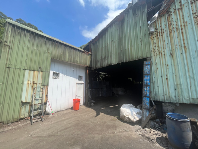 警方在泰山区大科路一处铁皮屋内查获职业大赌场，并由林口警分局报请新北市政府公安联合稽查小组到场稽查，认定违章建筑事实明确，决议祭出铁腕强势拆除。(林口分局提供)