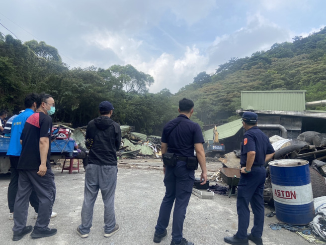 林口警分局报请新北市政府公安联合稽查小组到场稽查，认定违章建筑事实明确，决议祭出铁腕强势拆除。(林口分局提供)