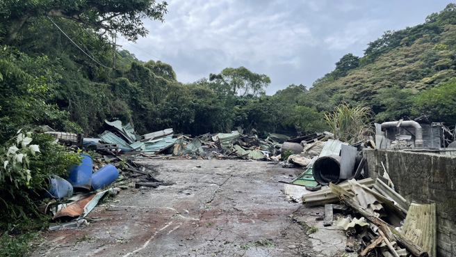 林口警分局报请新北市政府公安联合稽查小组到场稽查，认定违章建筑事实明确，决议祭出铁腕强势拆除，铁皮屋被夷为平地。(林口分局提供)