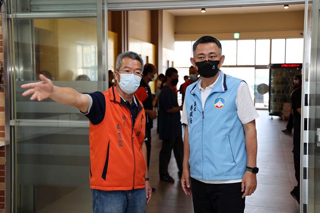 杨镇浯县长偕吴有家镇长履勘便民服务中心空间规画和设施。（金沙镇公所提供）