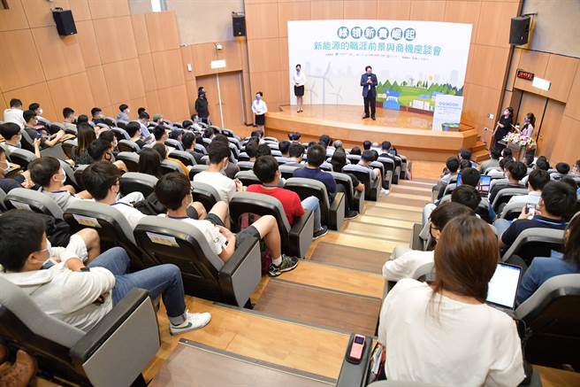 工研院前进台大举办「绿领新贵崛起-新能源的职涯前景与商机座谈会」，吸引台大、台科大、北科大、明志科大学生到场聆听，挤满会场。(图／工研院提供)， ​   ​