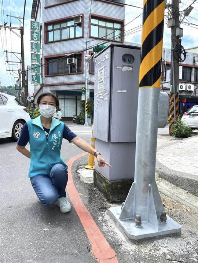 彰化发生号志杆倒塌砸伤女骑士意外，桃园市议员陈治文6日要求交通局全面检视各路口号志杆安全。（陈治文提供／蔡依珍桃园传真）