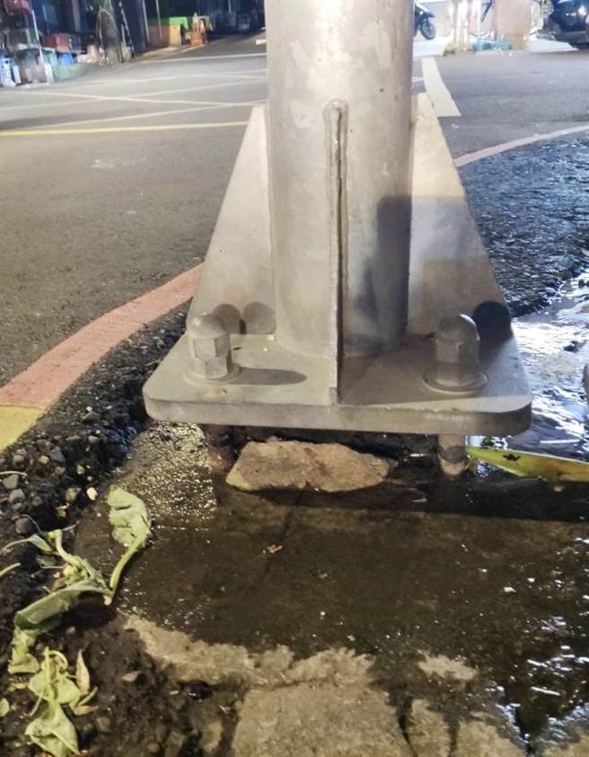 彰化发生号志杆倒塌砸伤女骑士意外，桃园市议员陈治文6日要求交通局全面检视各路口号志杆安全。（陈治文提供／蔡依珍桃园传真）