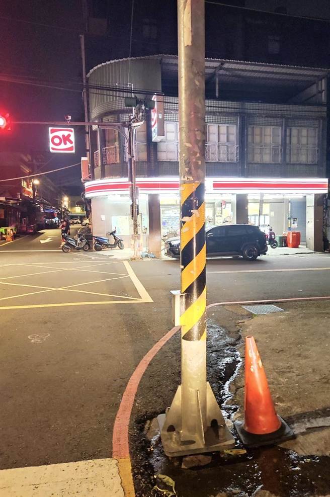 彰化发生号志杆倒塌砸伤女骑士意外，桃园市议员陈治文6日要求交通局全面检视各路口号志杆安全。（陈治文提供／蔡依珍桃园传真）