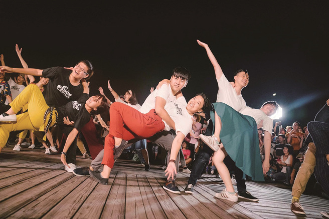 透過白晝之夜打開台北各大場域，讓民眾可自由上街感受藝術，並穿插各種表演，讓黑夜中的城市更顯繽紛有趣。(圖／台北白晝之夜)