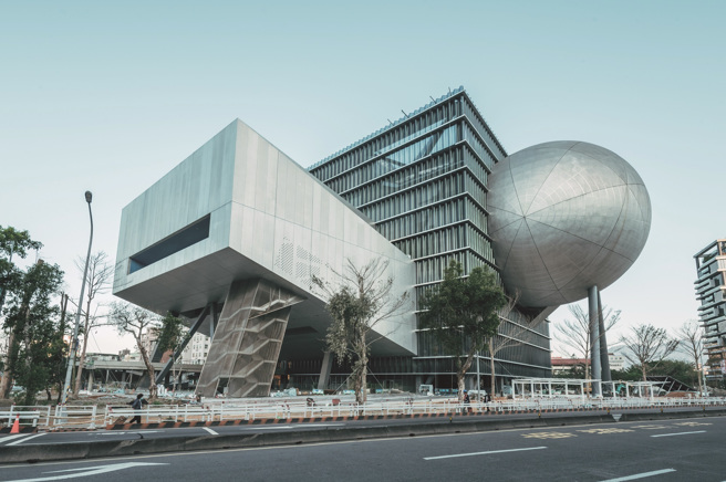 今年台北白晝之夜將由台北表演藝術中心揭開序幕，規畫各式表演，並透過互動裝置增加可看性。(圖／台北白晝之夜)