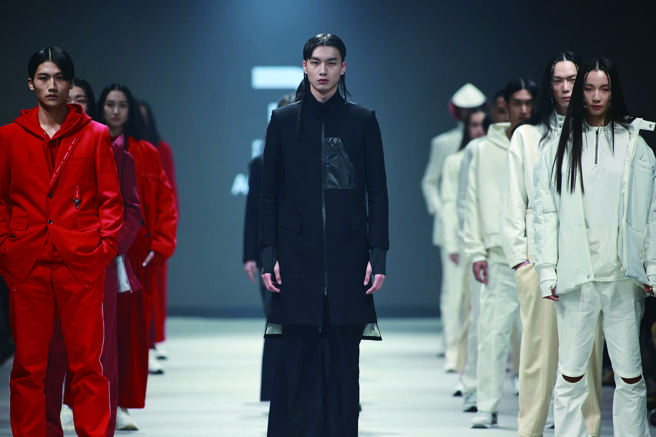 一場時裝秀從後台的模特兒梳化，到登台後的燈光、音樂、氣氛都得確實掌握，才能打造出令人沉醉的舞台。(圖／台北時裝週)