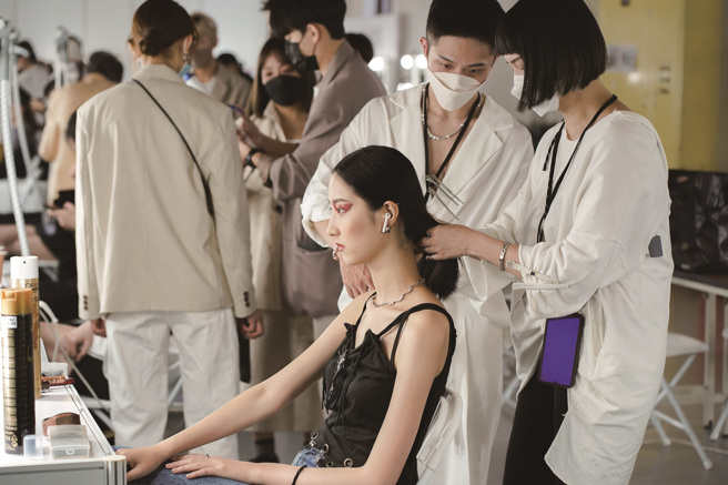 一場服裝秀背後需集結眾人力量才能完成。(圖／台北時裝週)