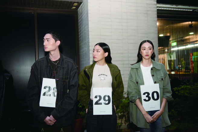 在模特兒身上掛數字牌，以便秀導確認出場順序，也是一場成功的服裝秀背後不可或缺的小細節。（圖／Bigi）