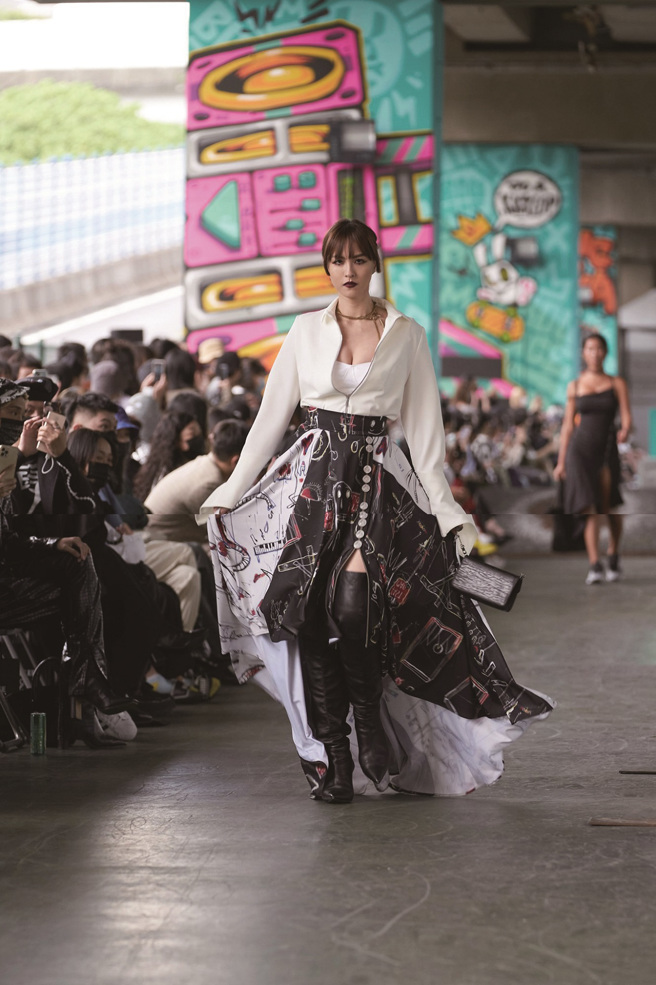 在合適的戶外場景舉辦服裝秀，將讓展演更具特色，也有助於傳達設計師核心思想，同時讓更多民眾能近距離貼近時尚。(圖／台北時裝週)