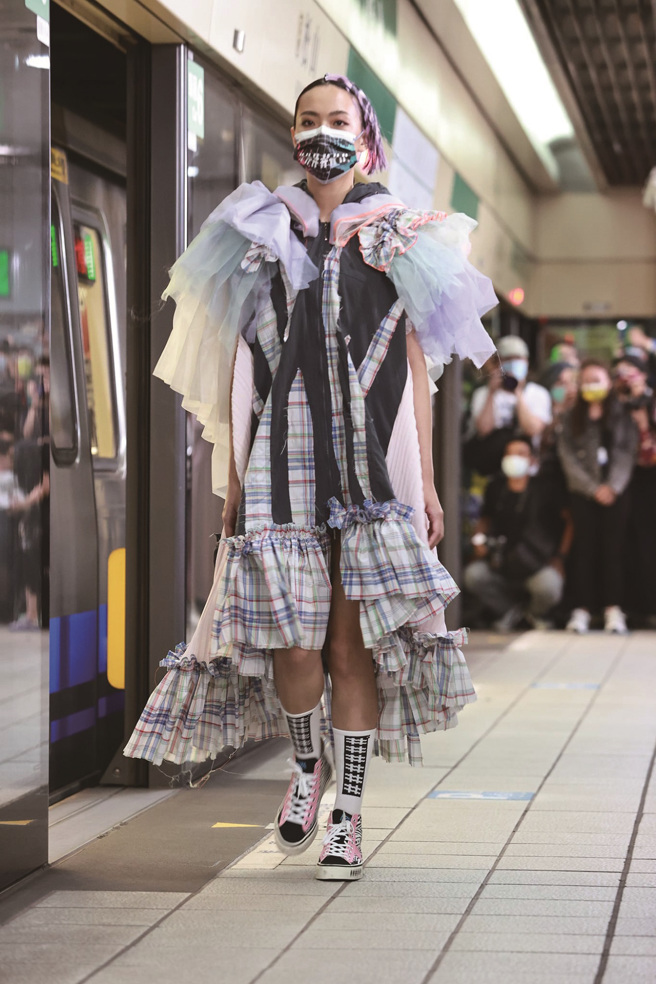 從捷運月台到街頭巷弄，只要能完滿表現設計師的設計概念，台北各個場域都能成為服裝秀的伸展台。(圖／台北時裝週)