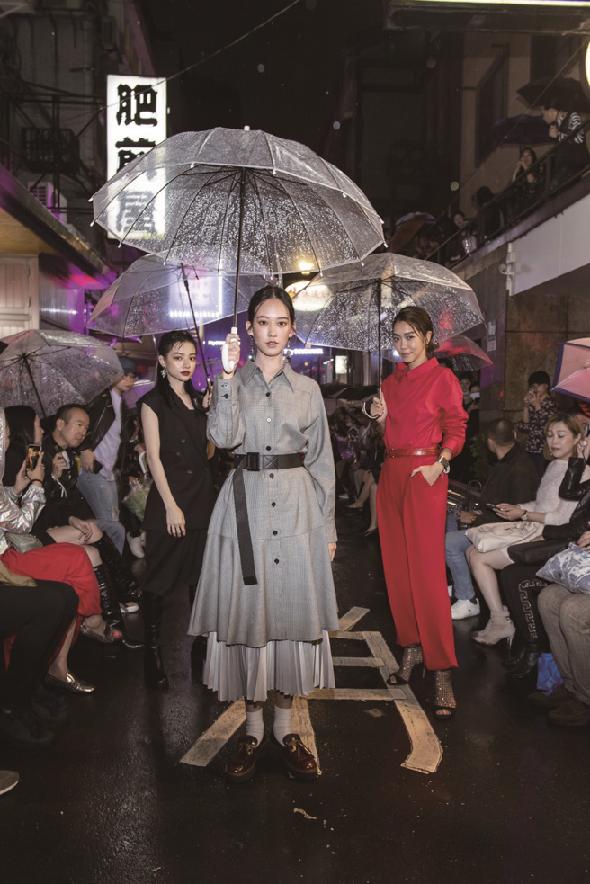 從捷運月台到街頭巷弄，只要能完滿表現設計師的設計概念，台北各個場域都能成為服裝秀的伸展台。(圖／台北時裝週)