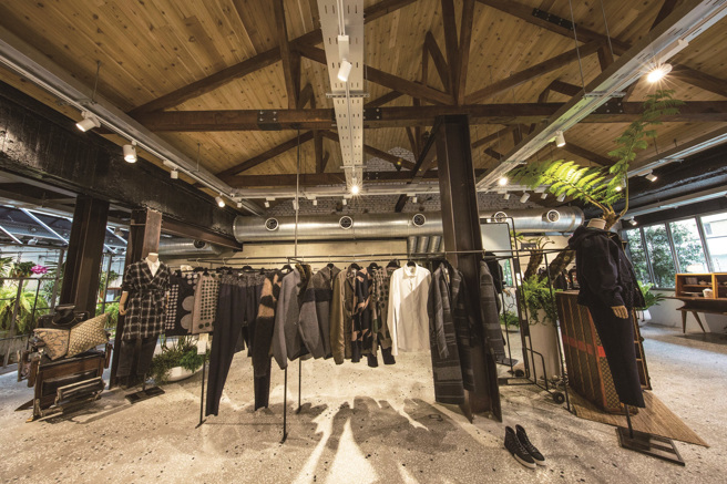 「onefifteen 初衣食午」引進造型大方的設計師衣款，適合出席正式的聚會。（圖／onefifteen  初衣食午）