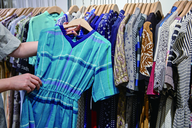 「古漾」的一件式洋裝，讓穿著者馬上成為復古風派對焦點。(攝影／詹朝智)