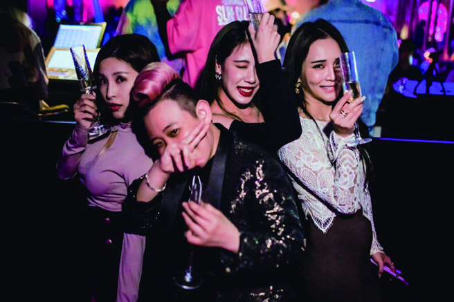 參加派對的時候，別忘了打理適合派對風格的髮型，讓自己的整體造型更加完美！（圖／Flux Réel Hair Boutique）