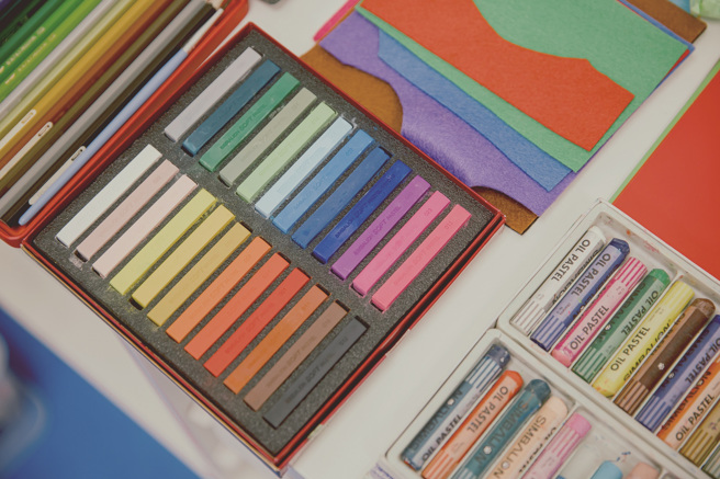 艺术治疗师会在课堂前备齐各种创作媒材，让个案轻松创作、表达内在情感。(摄影／庄智渊)