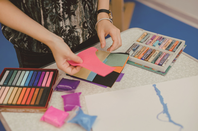 艺术治疗让人们透过各式媒材创作，抒发无法直接开口陈述的心声。 (摄影／庄智渊)