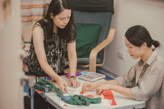 在艺术疗癒课程中，艺术治疗师会一对一引导个案以创作表达内心感受。（图为情境示意）(摄影／庄智渊)