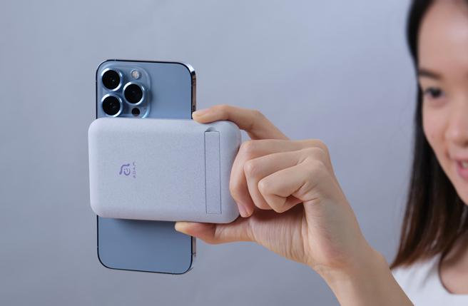 GRAVITY C2 支援MagSafe 磁吸充电功能，一吸即贴，手机直放、横放都好充。（亚果元素提供）