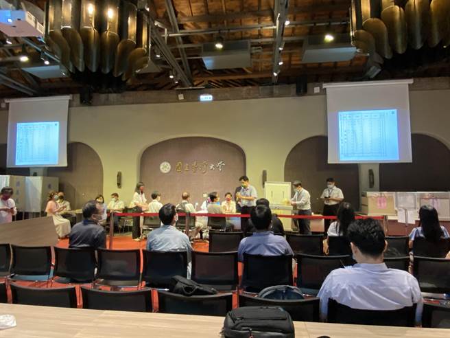 台大校务会议推荐校长候选人，晚上进行开票。（林志成摄）